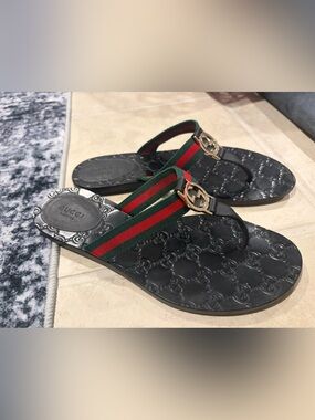 Gucci Black Leather Thong Sandals with Red and Green Web Stripe and Gold GG